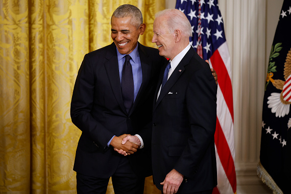 Ex-presidente Barack Obama e o presidente dos EUA, Joe Biden, durante evento que destacou a aprovação do Affordable Care Act em 2010 na Casa Branca, em Washington. 05/04/2022