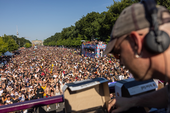 DJ tocando música techno durante a Rave the Planet, parada que acontece em Berlim, na Alemanha. 08/07/2023