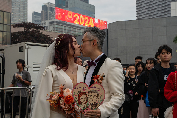 Chineses recém-casados comemorando a virada do ano de 2024 em Hong Kong, na China. 31/12/2023