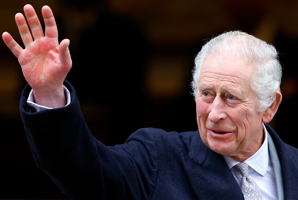 Rei Charles III cumprimentando o público depois de realizar um procedimento corretivo na Clínica de Londres. 29/01/2024