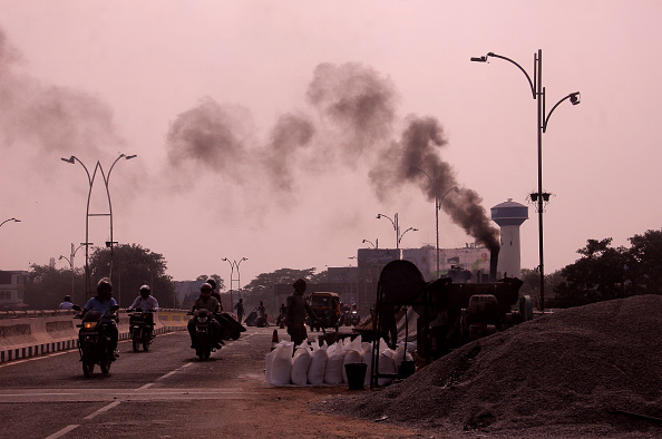 Fumaça causando o aumento da poluição do ar na cidade de Bubanesvar, na ìndia. 22/02/2024