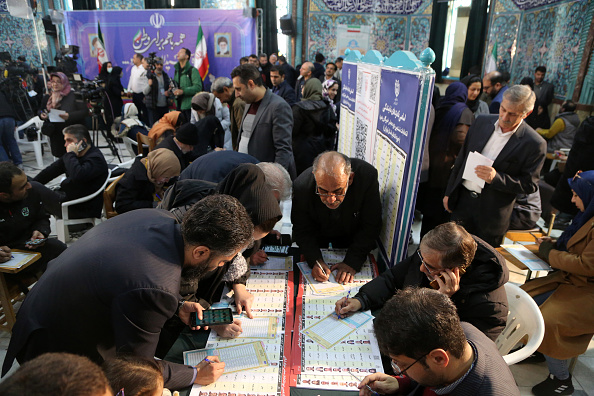Grupo de pessoas votando nas eleições legislativas no Teerã. 01/03/2024