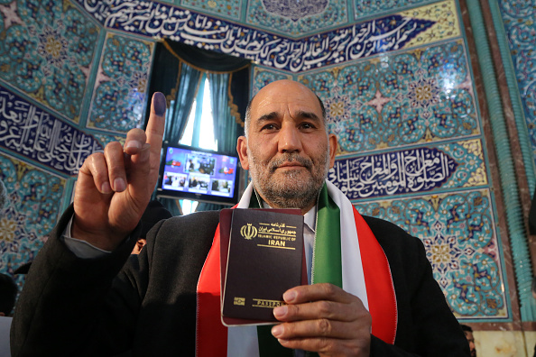 Homem iraniano mostra seu dedo sujo após votar nas eleições parlamentares no Teerã. 01/03/2024