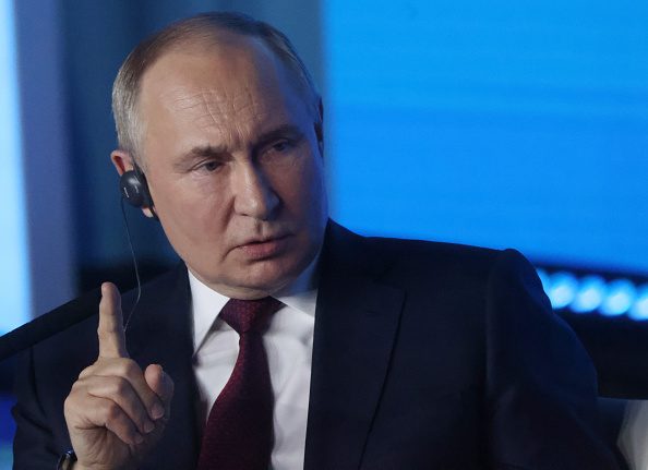 Presidente russo, Vladimir Putin, durante uma reunião com participantes do International Youth Festival em Sochi, na Rússia. 06/03/2024