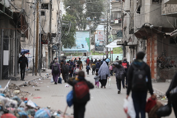 Palestinos se deslocando nos arredores de Shifa após o ataque israelense ao maior hospital de Gaza. 18/03/2024