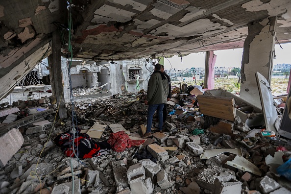 Pessoas buscando seus pertences nos escombros da guerra na cidade de Rafah, no sul da faixa de Gaza. 19/03/2024