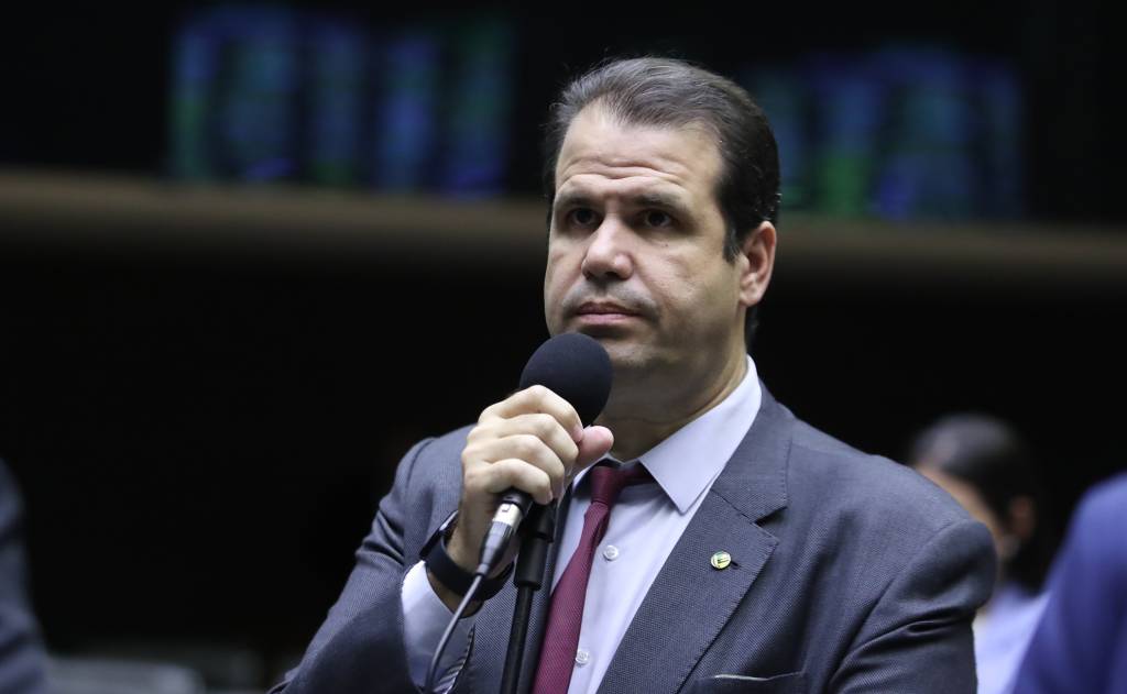 Novo líder libera blocão de 160 deputados em votação de prisão de Brazão