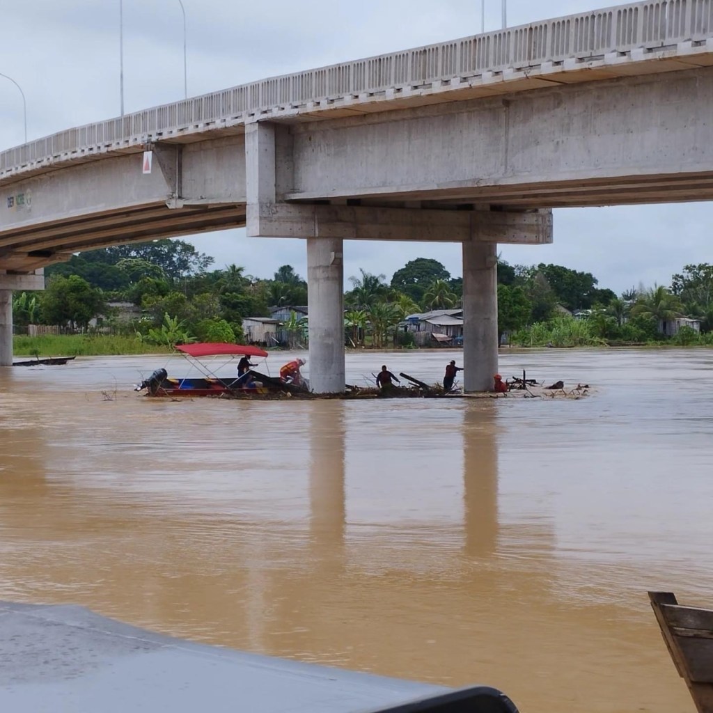 Governo do Acre e Bombeiros trabalham para conter dados das enchentes