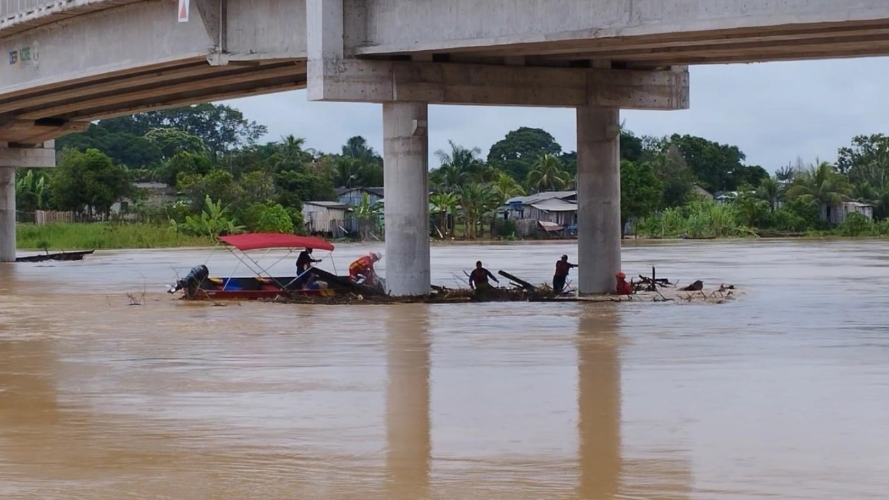 Governo do Acre e Bombeiros trabalham para conter dados das enchentes