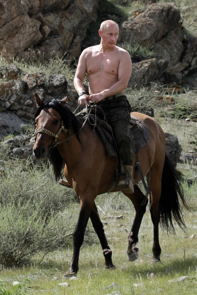 O presidente da Rússia, Vladimir Putin, é fotografado andando a cavalo. -