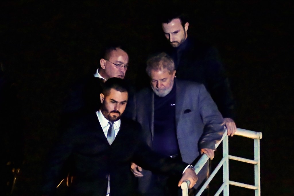 IMAGEM - A prisão de Lula: cena é símbolo do auge da popularidade do ex-juiz