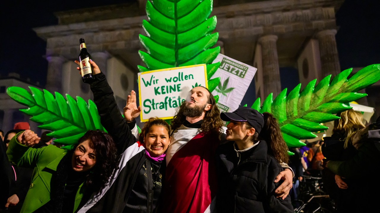 Apoiadores da legalização da maconha celebrando a aprovação da legislação que permite o uso recreativo de cannabis a partir do dia 1º de abril na Alemanha