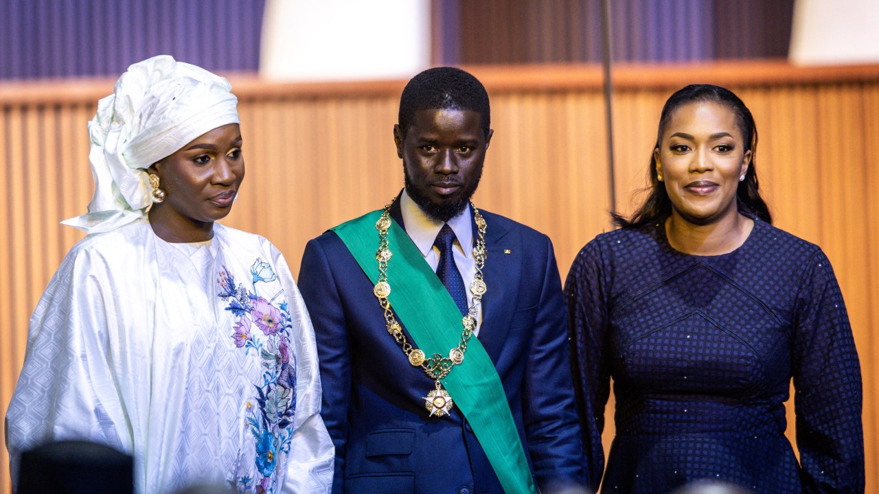 O presidente do Senegal, Bassirou Diomaye Faye, e suas esposas Marie Khone Faye (à esquerda) e Absa Faye (á direita). 02/04/2024