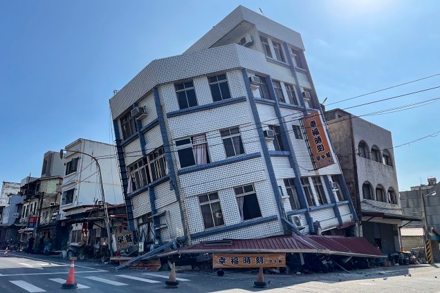 Terremoto em Taiwan causou o desabamento de pelo menos 26 edifícios e socorristas trabalham no resgate de mais de 70 pessoas que ficaram presas nos escombros. 03/04/2024 -