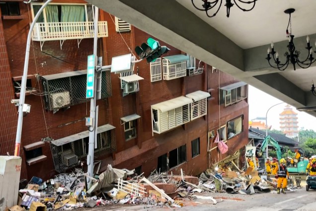 Imagens de TV mostram socorristas buscando pessoas entre escombros de prédio danificado por terremoto em Taiwan. 03/04/2024 -