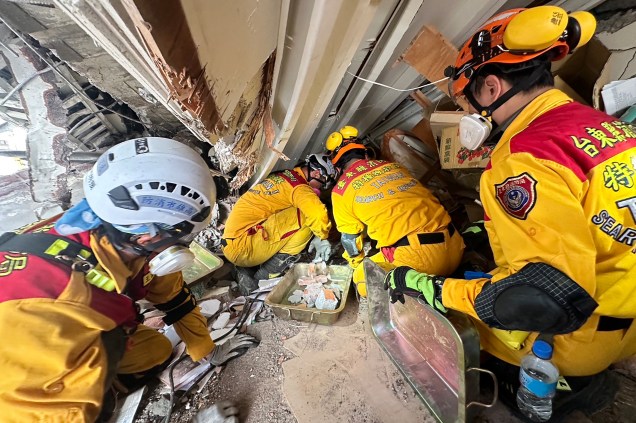 Equipe de resgate busca sobreviventes em um prédio danificado em Hualien, depois que um grande terremoto atingiu o leste de Taiwan. 03/04/2024 -