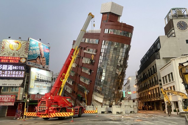 Famoso Edifício Urano, em Hualien, quase desabou após tremor de magnitude 7,2, o maior terremoto no território asiático em 25 anos, atingir Taiwan. 03/04/2024 -