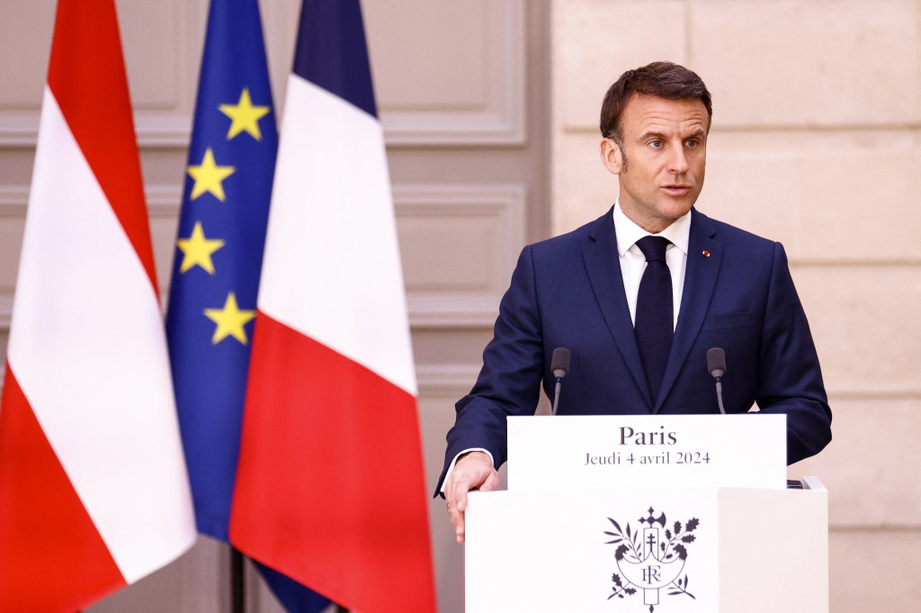 Presidente francês, Emmanuel Macron, discursando em uma coletiva de imprensa com o Chanceler da Áustria. 04/04/2024
