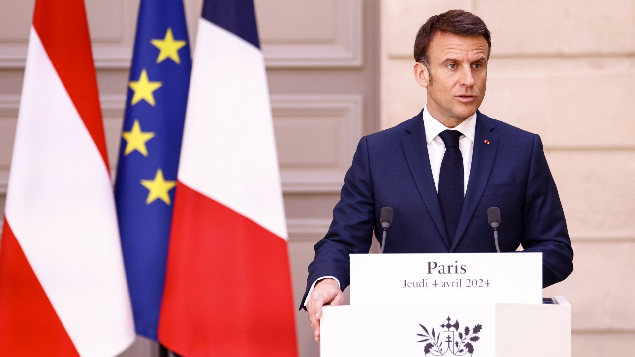 Presidente francês, Emmanuel Macron, discursando em uma coletiva de imprensa com o Chanceler da Áustria. 04/04/2024