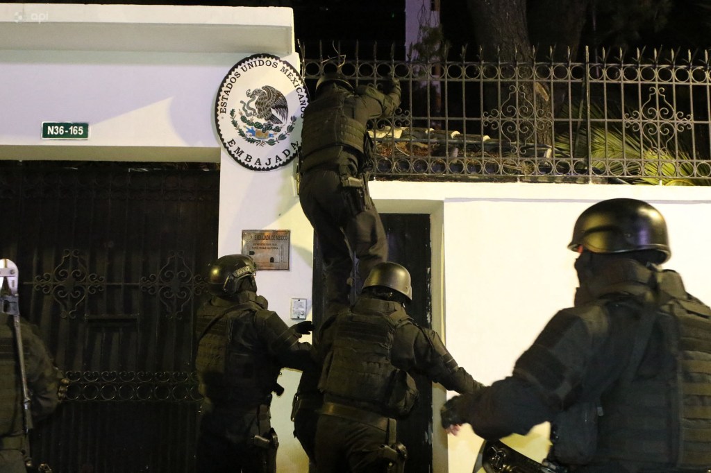 Policiais equatorianos invadem embaixada do México em Quito para prender Jorge Glas, ex-vice-presidente do Equador condenado por corrupção - 05/04/2024