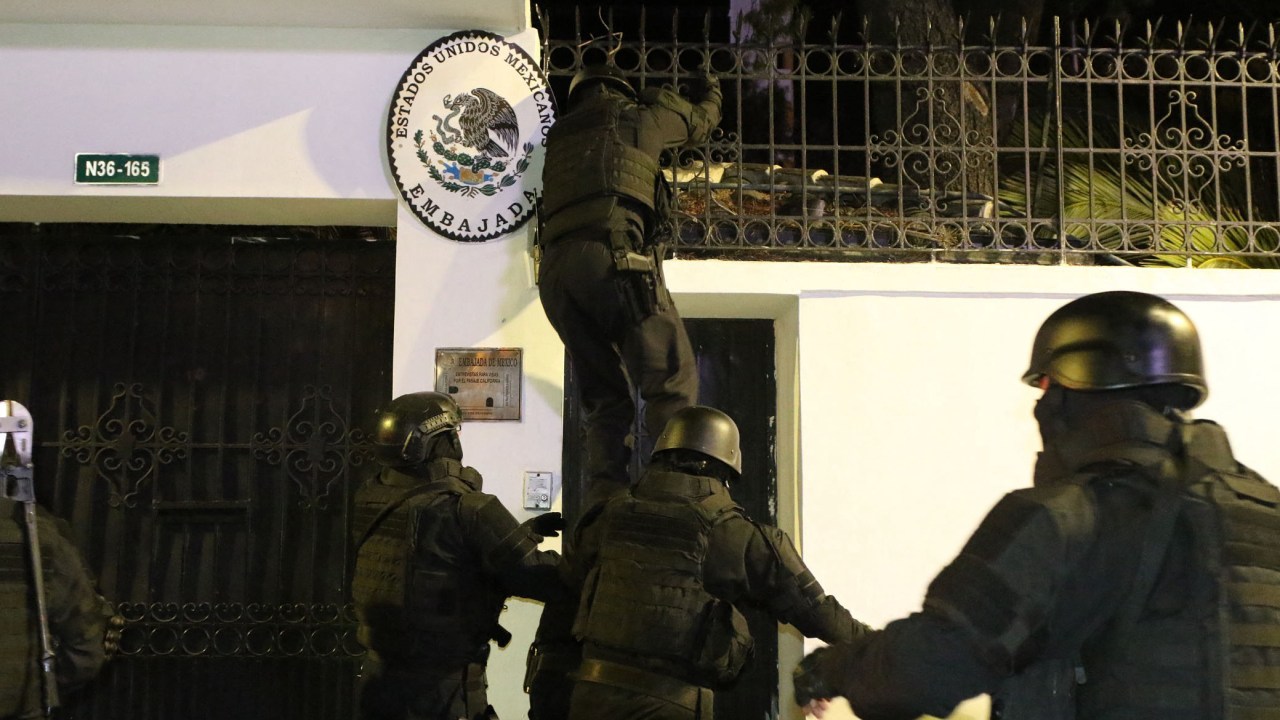 Policiais equatorianos invadem embaixada do México em Quito para prender Jorge Glas, ex-vice-presidente do Equador condenado por corrupção - 05/04/2024