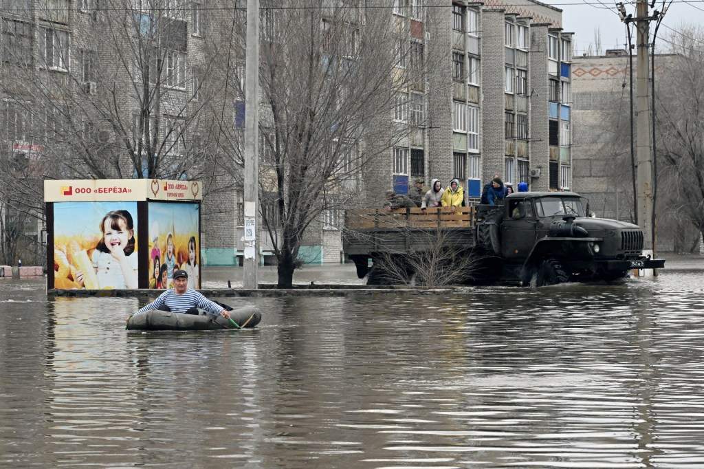 Equipes de resgate retiram moradores da parte inundada da cidade de Orsk, na região russa de Oremburgo. 08/04/2024
