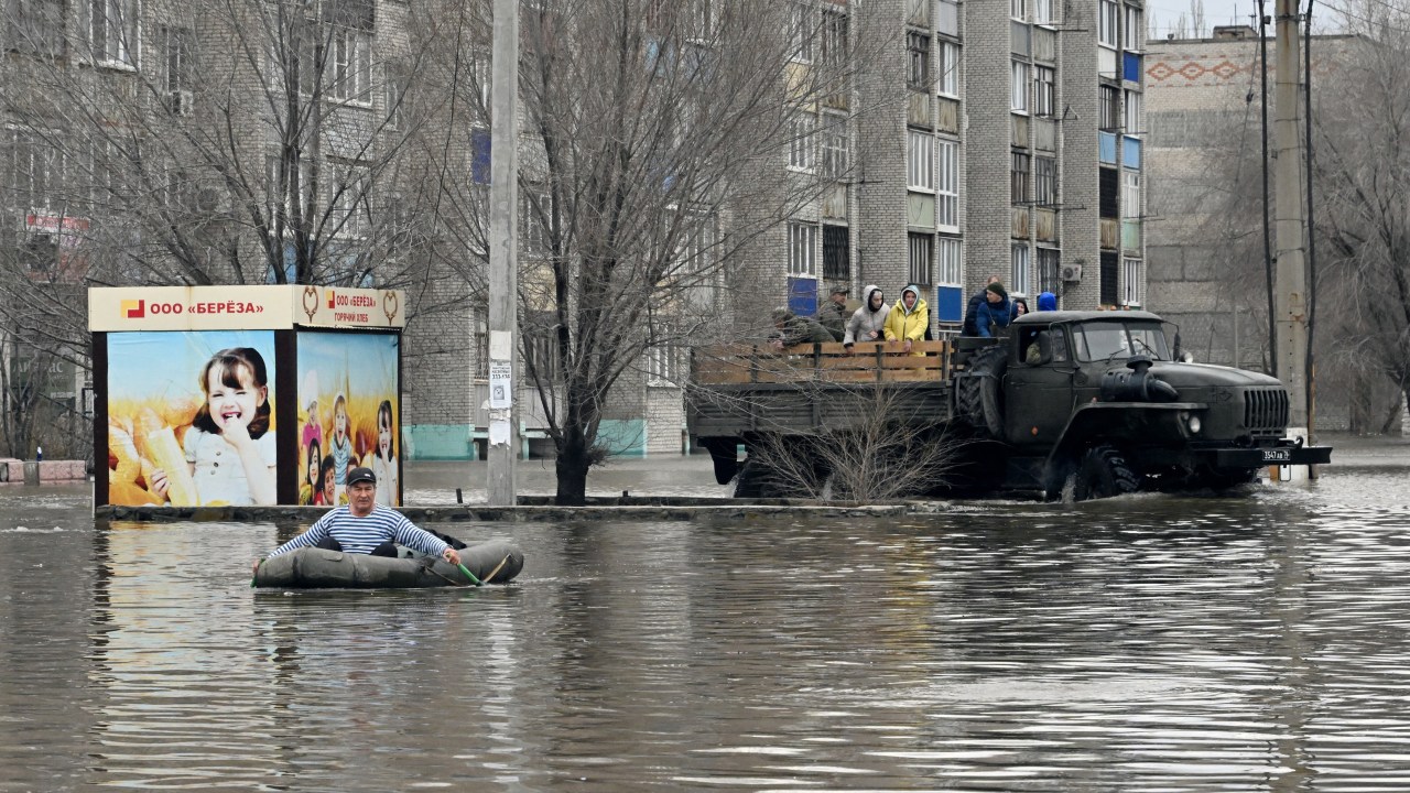 Equipes de resgate retiram moradores da parte inundada da cidade de Orsk, na região russa de Oremburgo. 08/04/2024