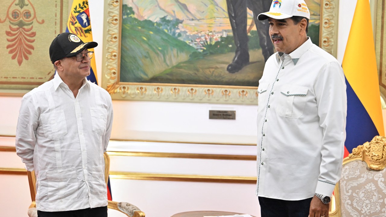Colombian President Gustavo Petro (L) and his Venezuelan counterpart Nicolas Maduro chat during an official visit at Miraflores Palace in Caracas on April 9, 2024. (Photo by JUAN BARRETO / AFP)