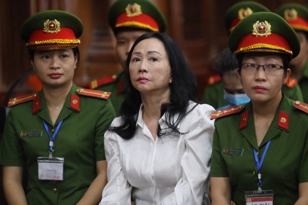Empresária vietnamita Truong My Lan em julgamento após ser acusada de organizar um esquema de corrupção. 11/04/2024