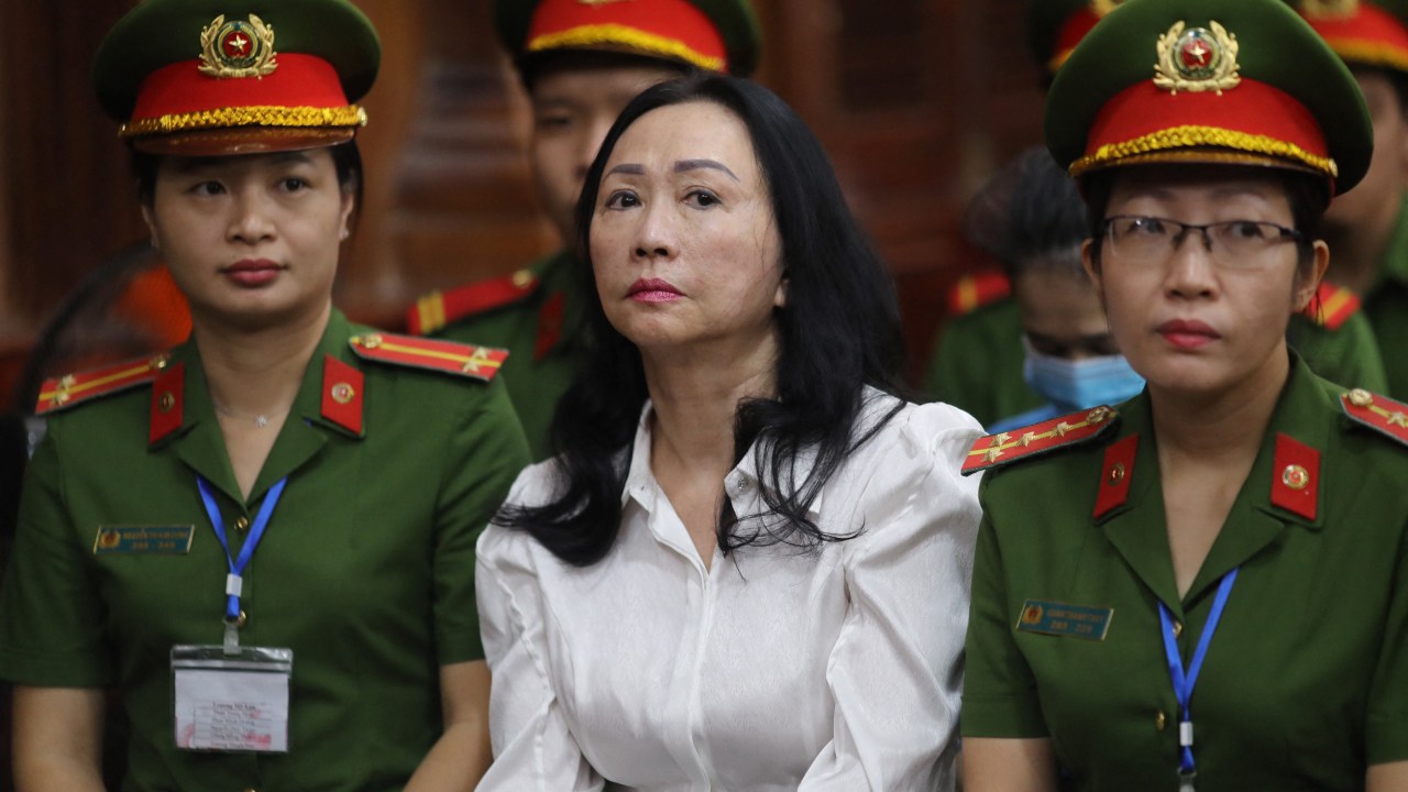 Empresária vietnamita Truong My Lan em julgamento após ser acusada de organizar um esquema de corrupção. 11/04/2024