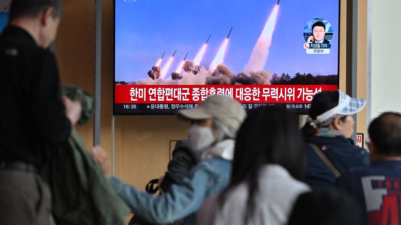 Pessoas assistindo o teste de mísseis norte-coreanos transmitido pelo noticiário de Seul, na Coreia do Sul. 22/04/2024