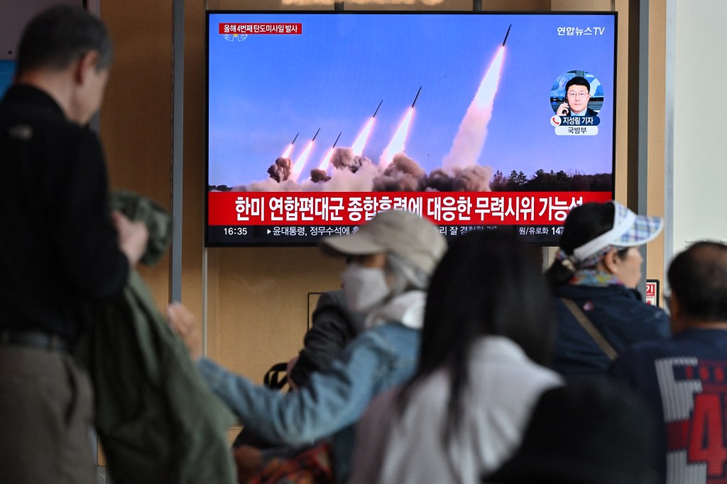 Pessoas assistindo o teste de mísseis norte-coreanos transmitido pelo noticiário de Seul, na Coreia do Sul. 22/04/2024