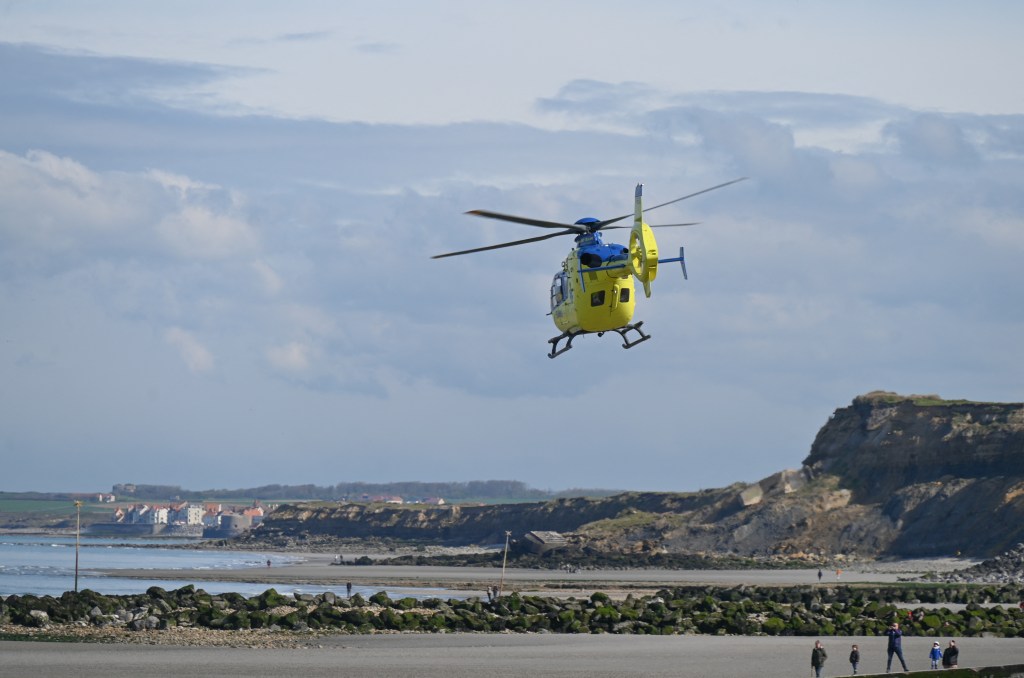 Helicóptero médico de resgate saindo de Wimereux em busca de migrantes que tentaram atravessar o canal da Mancha.