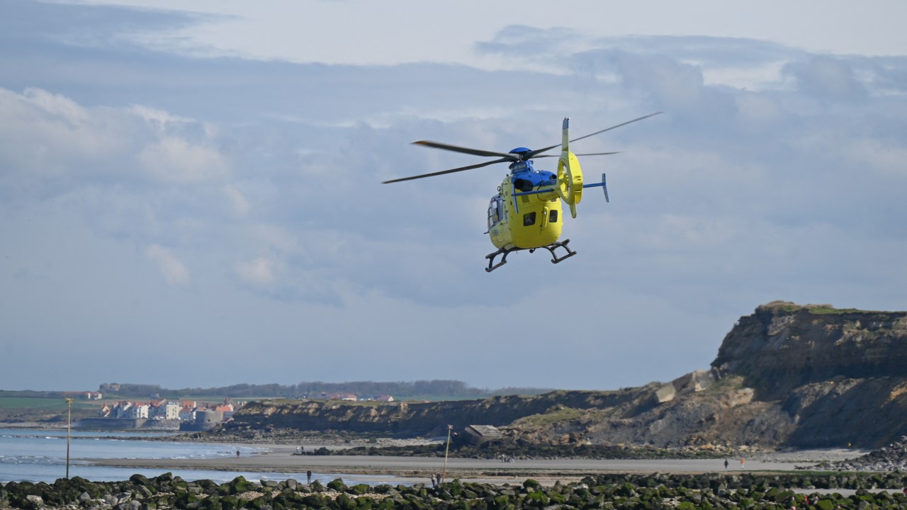 Helicóptero médico de resgate saindo de Wimereux em busca de migrantes que tentaram atravessar o canal da Mancha.