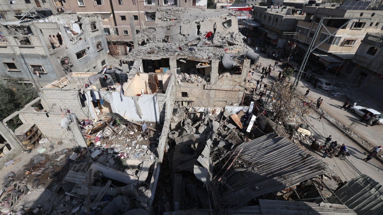 Destroços do bombardeio israelense contra a cidade de Rafah, no sul da Faixa de Gaza. 29/04/2024