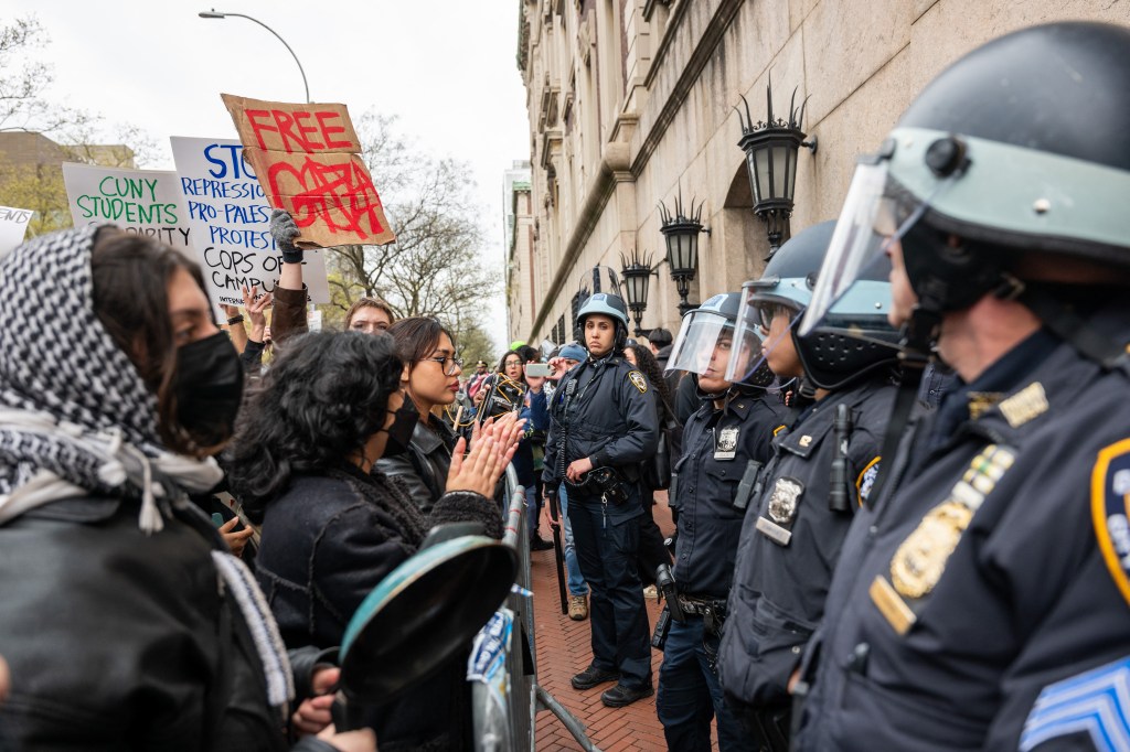 Estudantes e policiais durante um protesto pró-Palestina no campus da Universidade de Columbia, em Nova York. 18/04/2024