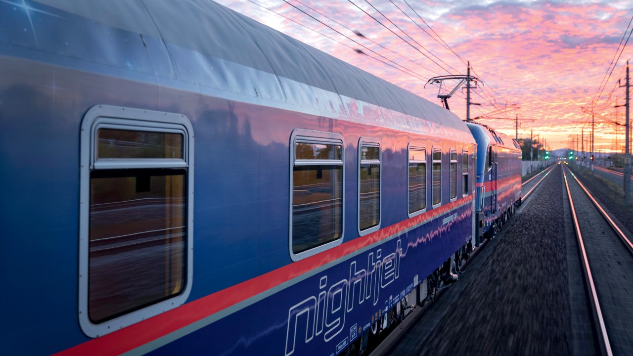 A NOITE É UMA CRIANÇA - O comboio da madrugada: de Berlim para Paris em quinze horas
