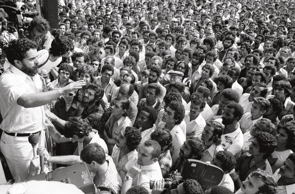 OUTROS TEMPOS - O petista em assembleia de operários nos anos 1970: atuação sindical pavimentou a sua ascensão