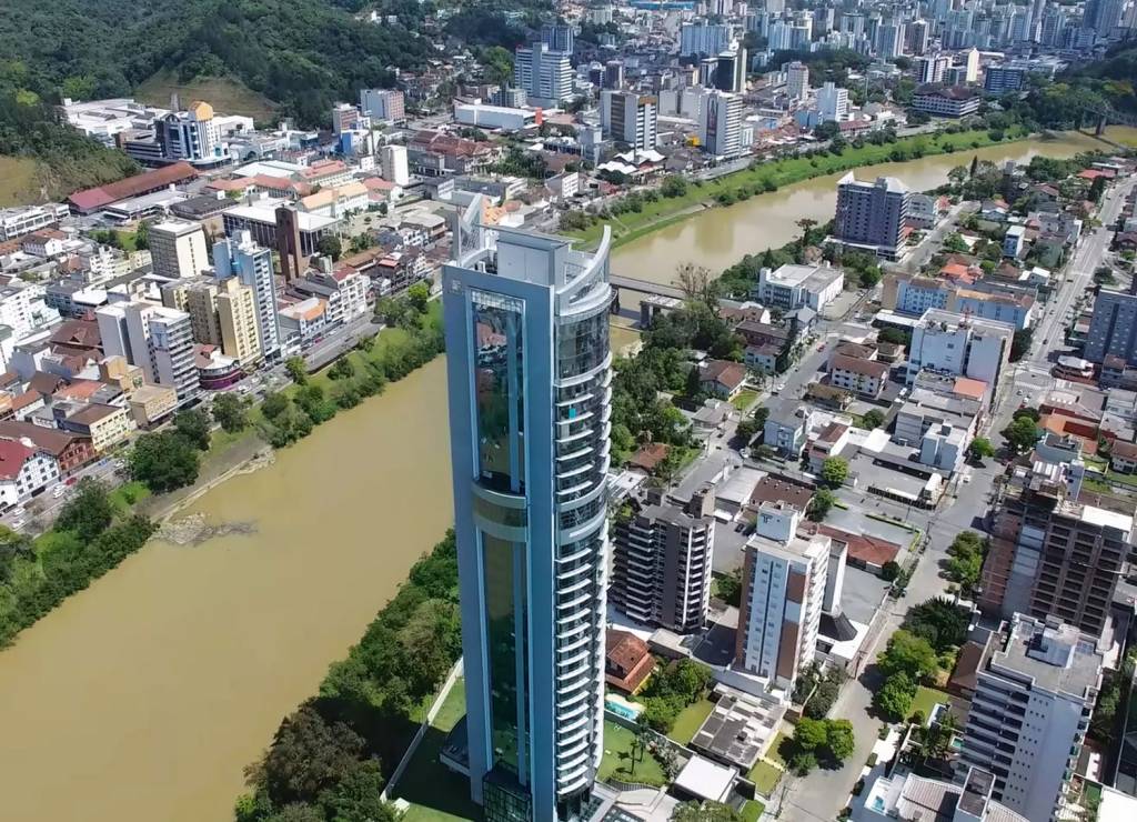 1—Untitled-2.jpg Blumenau (SC) - PROBLEMA: o Grand Trianon está em área de preservação ambiental - REAÇÃO: a Justiça mandou derrubá-lo, mas cabe recurso