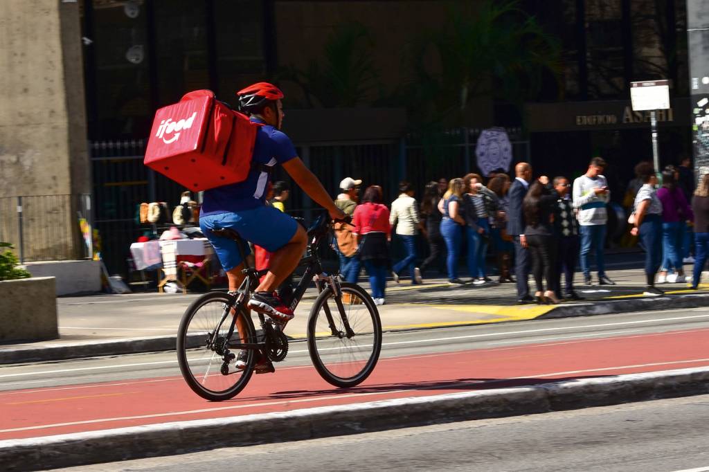Comissão da Câmara muda texto de Boulos sobre remuneração de entregadores