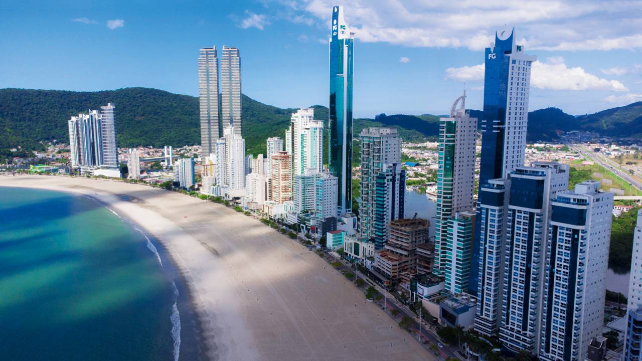 CAMBORIÚ (SC) - PROBLEMA: depois das 14h, a praia é tomada pela sombra dos prédios - REAÇÃO: a prefeitura triplicou a largura da faixa de areia, mas o mar engoliu parte dela