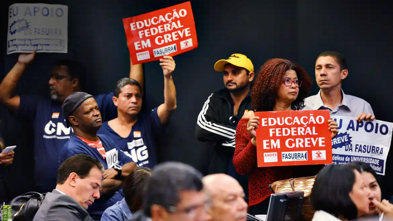 BRAÇOS CRUZADOS - Protesto recente de funcionários da educação: paralisação grande nos institutos federais
