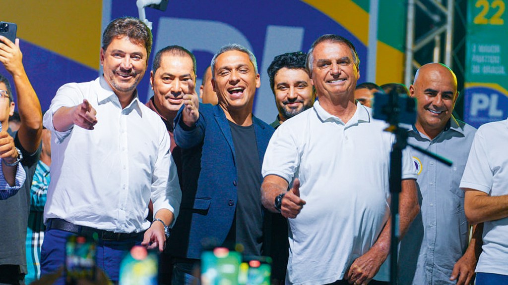 PADRINHO - Gayer (no centro) e Bolsonaro: 64% dos goianos votaram no capitão
