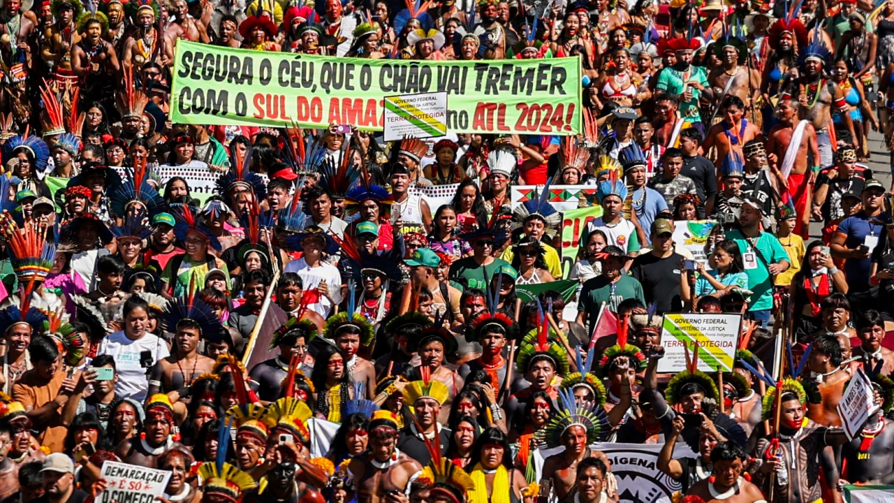 Indígena de várias etnias que participam do Acampamento Terra Livre 2024 marcharam na Esplanada dos Ministérios. em Brasília, nesta quarta-feira