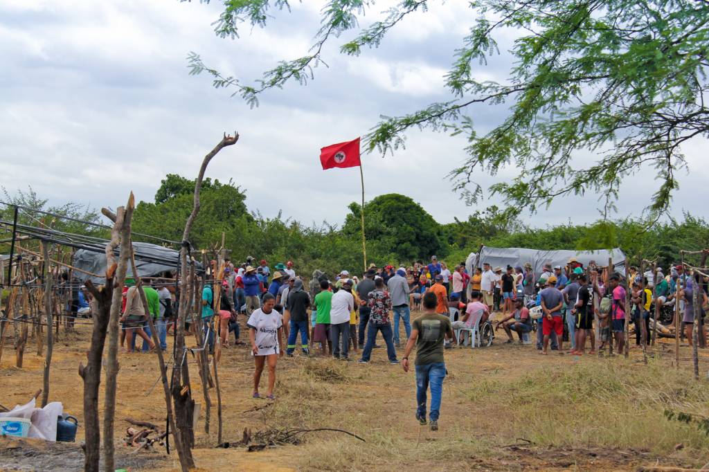 23597175-high.jpeg “EXÉRCITO” - Ação dos sem-terra: onda de invasões para chamar atenção para a lentidão nos assentamentos