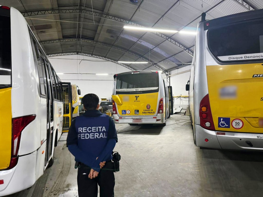 FORA DA PISTA - Agente em garagem de ônibus: empresas sob suspeita