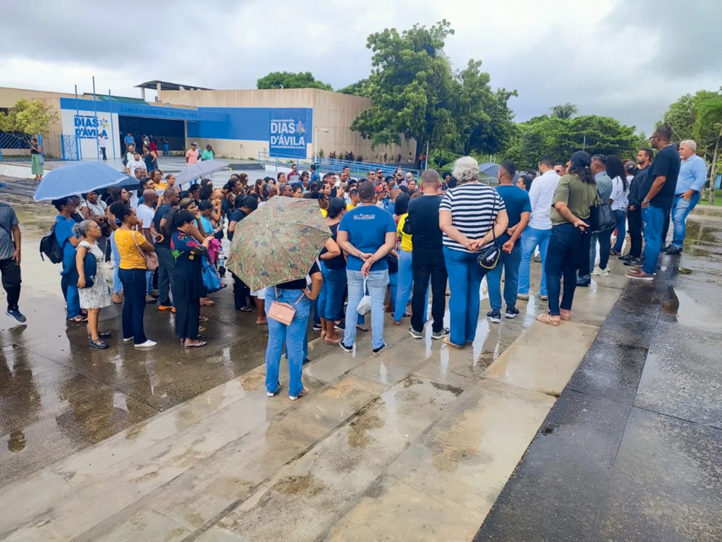 REALIDADE - Dias d’Ávila (BA): professores protestam contra reajuste de 46 centavos