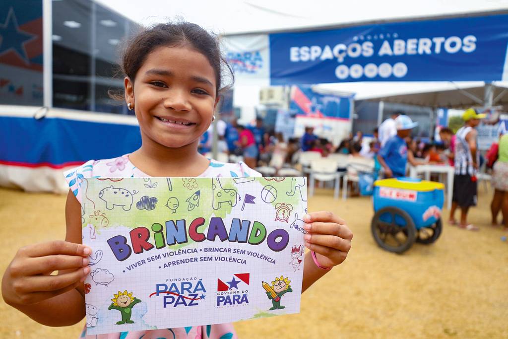 3D-(1)—PARA—USINAS-DA-PAZ-2023-10-a.jpg EDUCAÇÃO - Criança exibe cartaz no projeto Usinas da Paz, no Pará: queda de 77% da violência nas comunidades