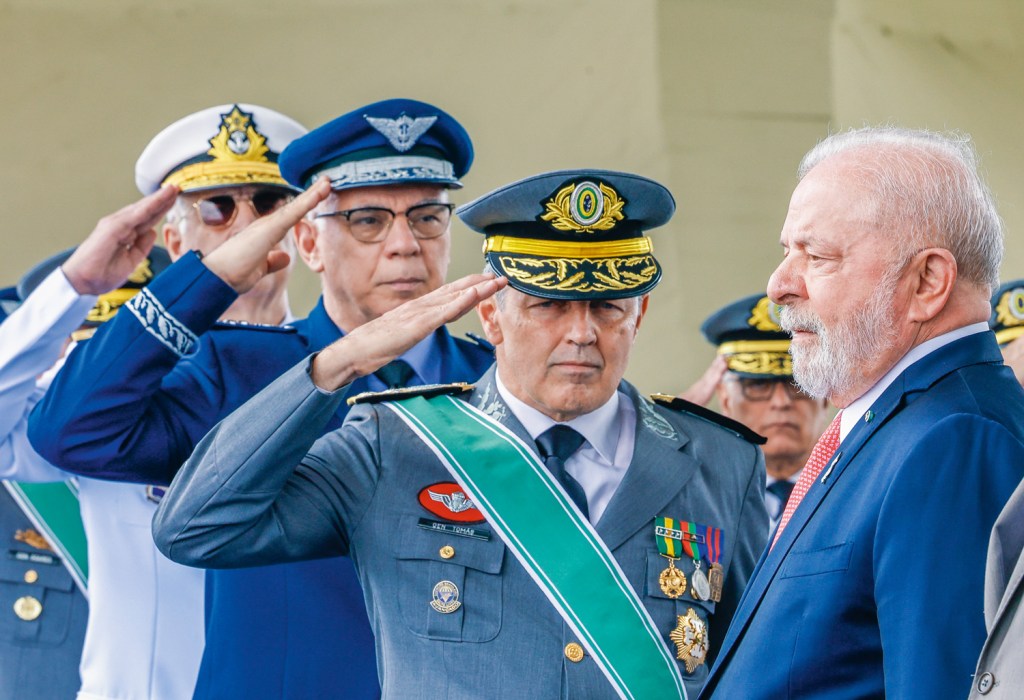 NORMALIDADE - O presidente Lula e os comandantes: relações restabelecidas