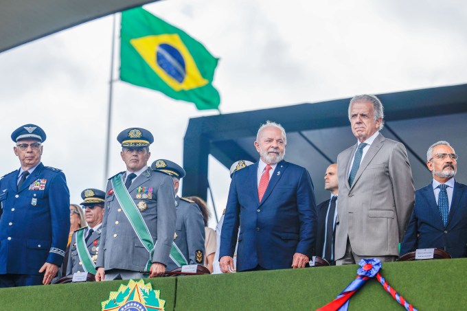 O presidente Luiz Inácio Lula da Silva, o ministro da Defesa, José Múcio Monteiro, e o comandante do Exército, general Tomás Paiva, participam da cerimônia do Dia do Exército, no ano passado